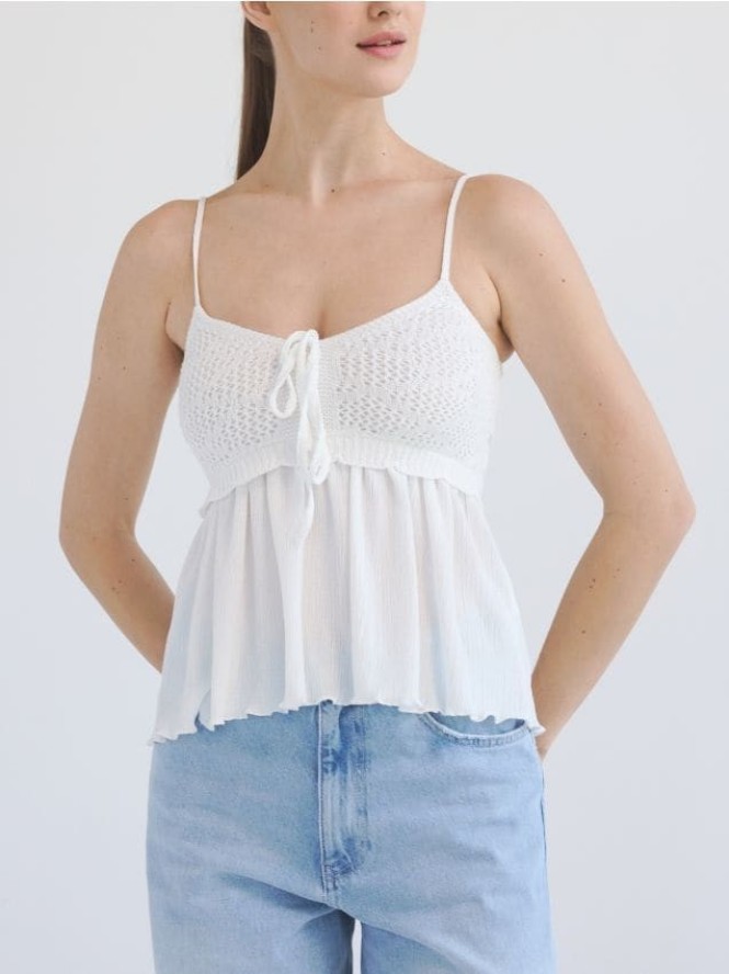 Top z szydełkowaną górą - złamana biel