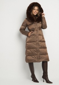 Brązowa Długa Kurtka Puchowa z Pikowanymi Przeszyciami i Kapturem z Futrem Zevea