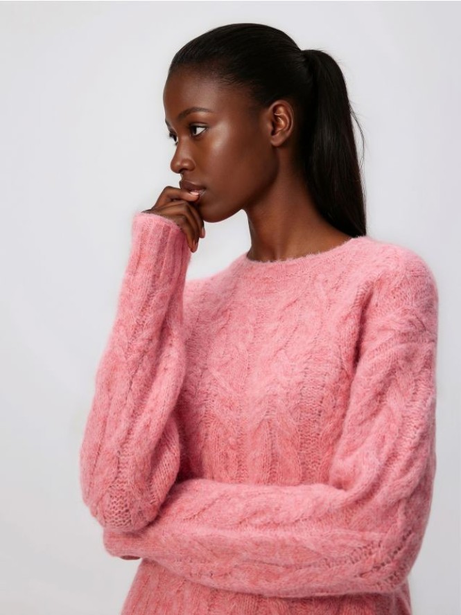 Sweter z warkoczowym splotem - różowy