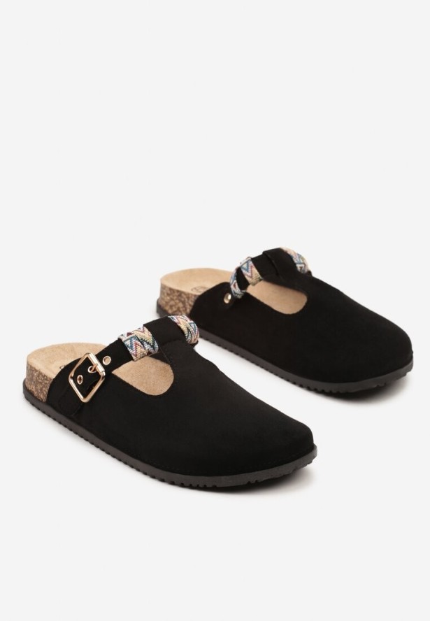 Czarne Klapki Typu Chodaki Zdobione Wycięciami i Sprzączką Nilinore