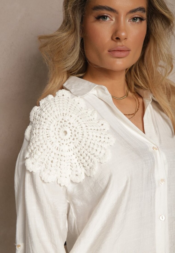 Biała Koszula Oversize z Lnu i Wiskozy Zdobiona Aplikacjami z Kwiatami Varreia