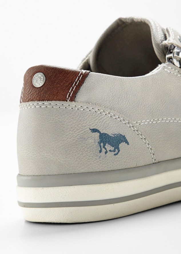 Sneakersy marki Mustang z zamkiem