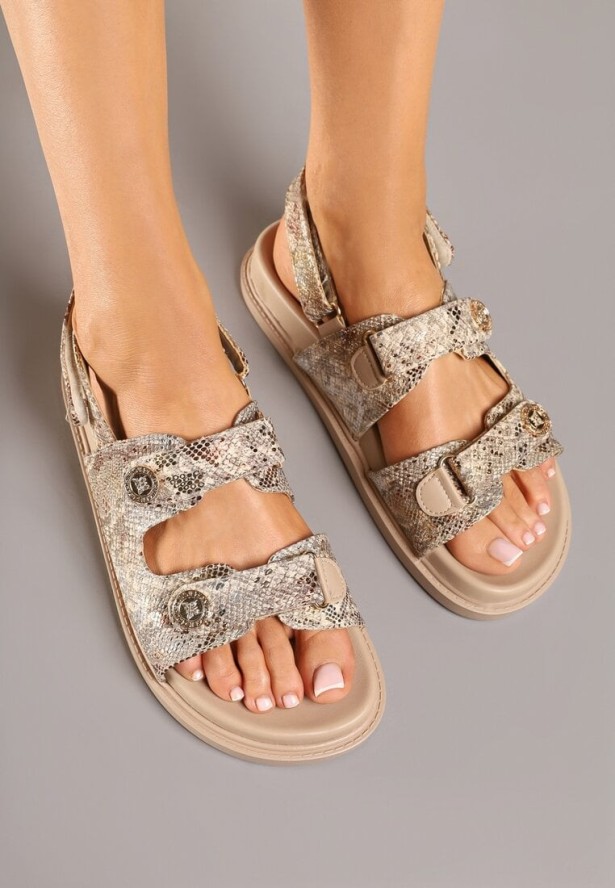 Złote Wężowe Sandały Zapinane na Rzep i Zdobione Metalicznymi Aplikacjami Kolowenna