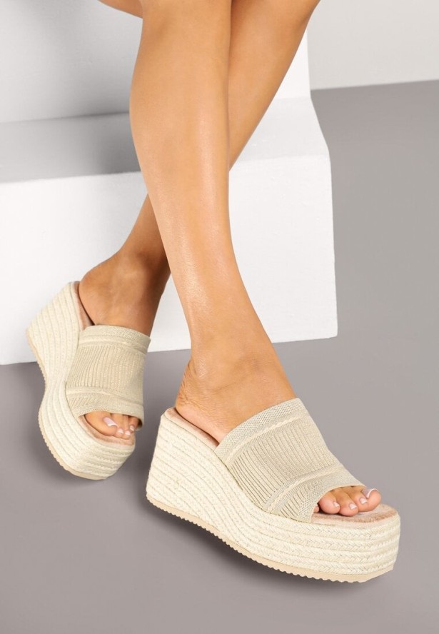 Beżowe Klapki na Koturnie w Stylu Boho z Tłoczoną Cholewką Neorwynne