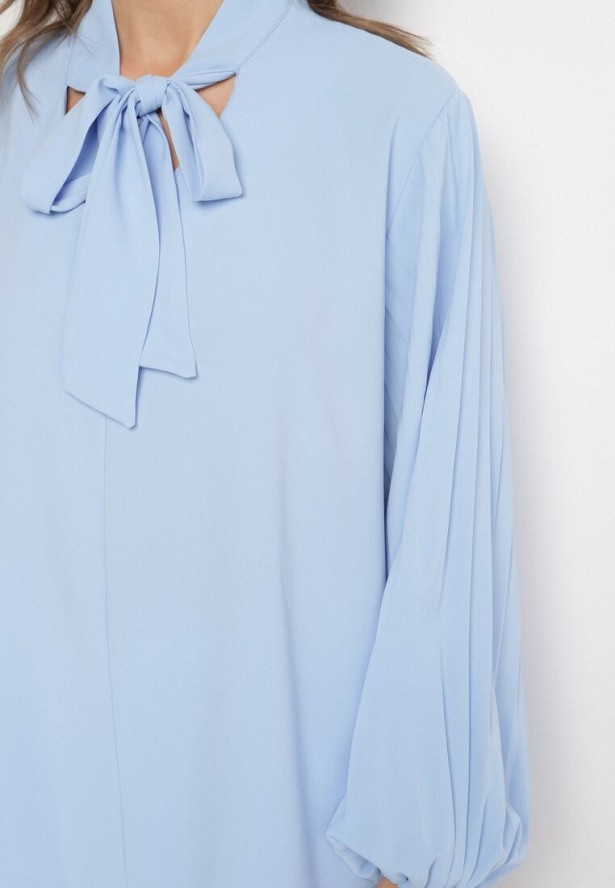 Jasnoniebieska Bluzka z Plisowanymi Rękawami i Wiązaniem pod Szyją Jenindria