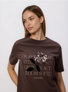 Bawełniany t-shirt z nadrukiem - beżowy