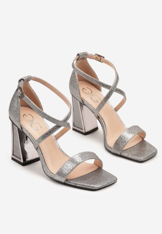 Czarne Sandały na Obcasie z Metalicznym Wzorem Finariella