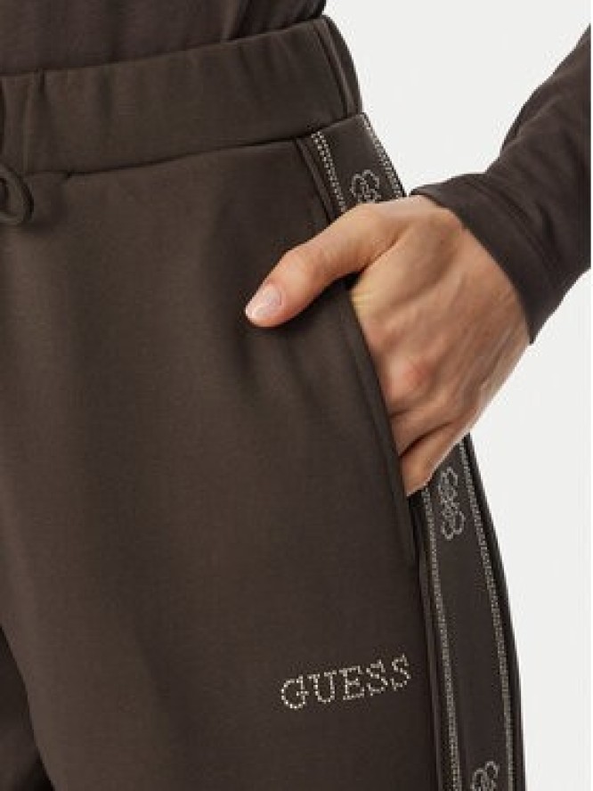 Guess Spodnie dresowe V5BB23 KCX22 Brązowy Regular Fit
