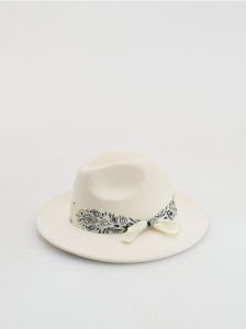 Wełniany kapelusz z paskiem - złamana biel