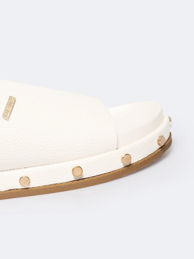 Klapki damskie na podwyższonej podeszwie z ozdobnymi nitami białe RR274216 101