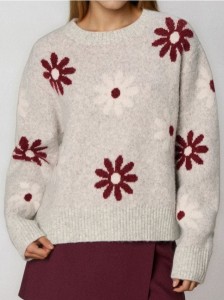 Sweter ze wzorem w kwiaty - wielobarwny