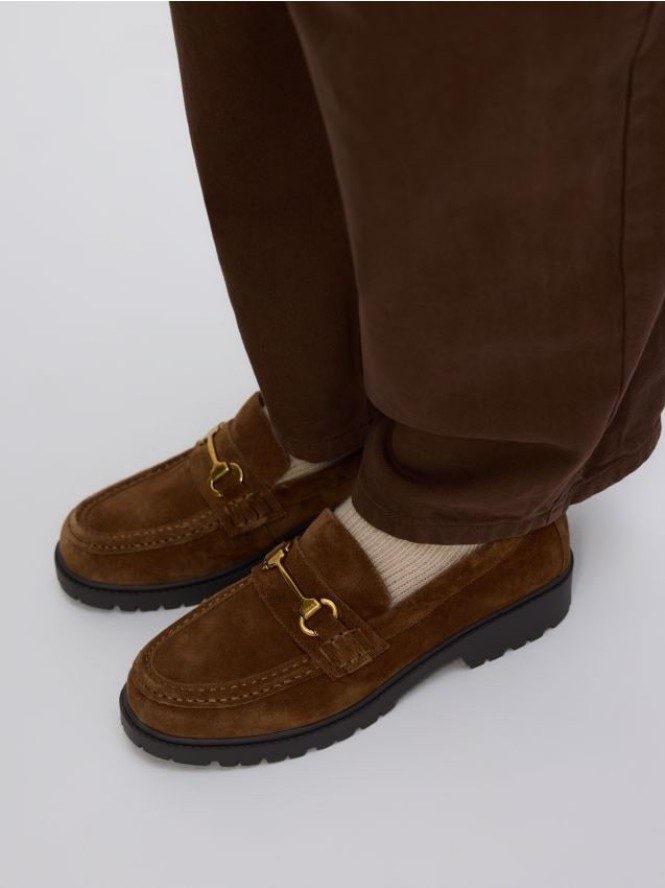 Zamszowe loafersy z klamrą - beżowy