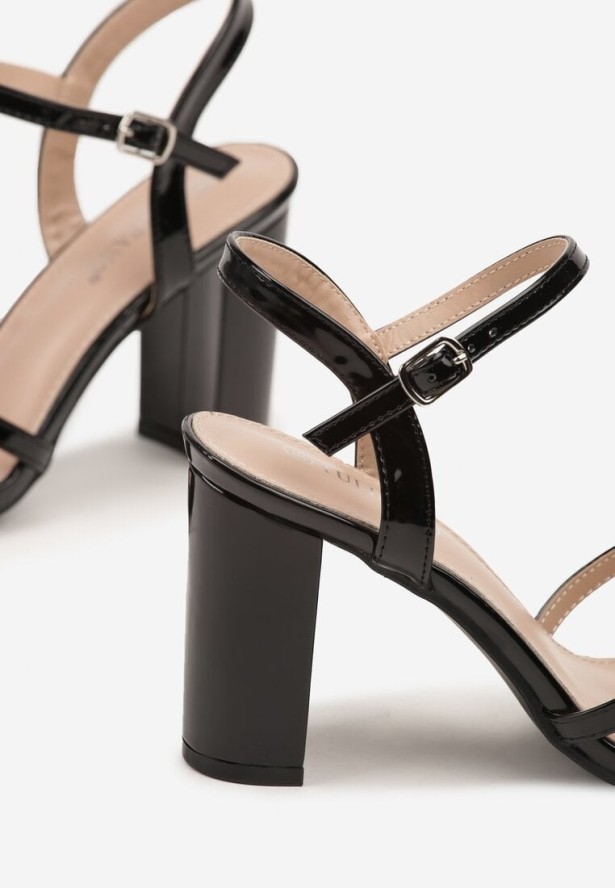 Czarne Sandały Lakierowane na Słupku z Ozdobnymi Paskami Silariona
