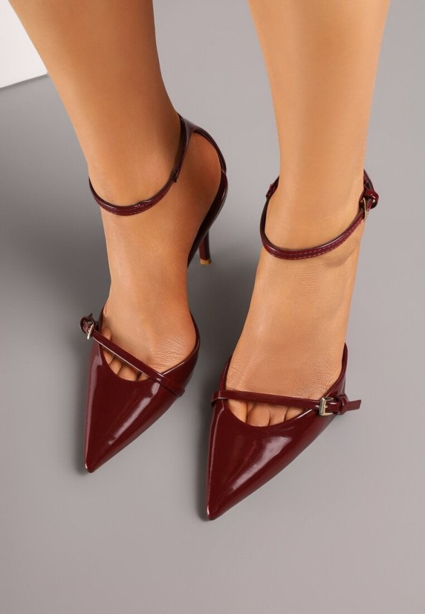 Bordowe Szpilki Vices z Lakierowanym Połyskiem i Ozdobną Sprzączką Tilonea