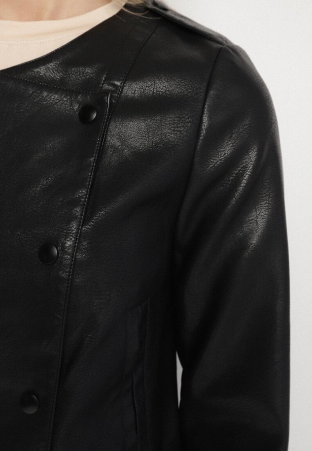 Czarna Kurtka Ramoneska z Ozdobnymi Guzikami Sesiania