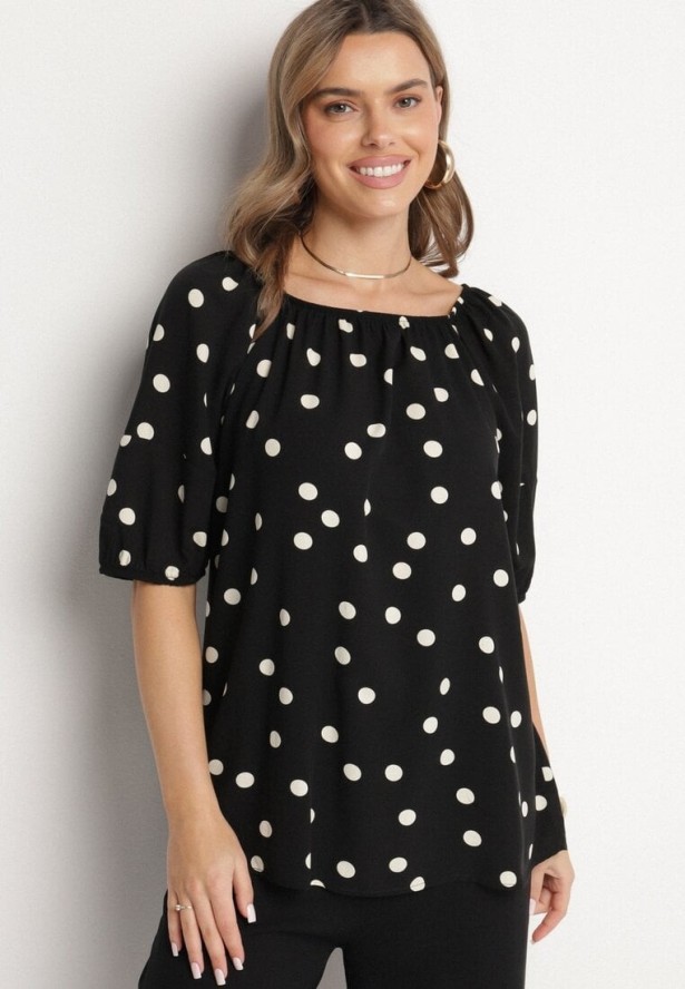 Czarna Bluzka ze Sztucznego Jedwabiu w Kropki z Dekoltem Łódką Lisavina