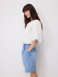 Jeansowe szorty z zakładkami - niebieski