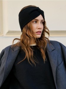 Bluza z poduszkami na ramionach - czarny