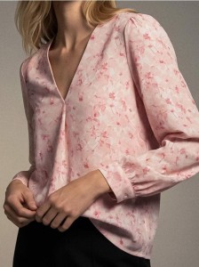 Bluzka koszulowa z dekoltem V w kwiaty z wiskozy - różowy