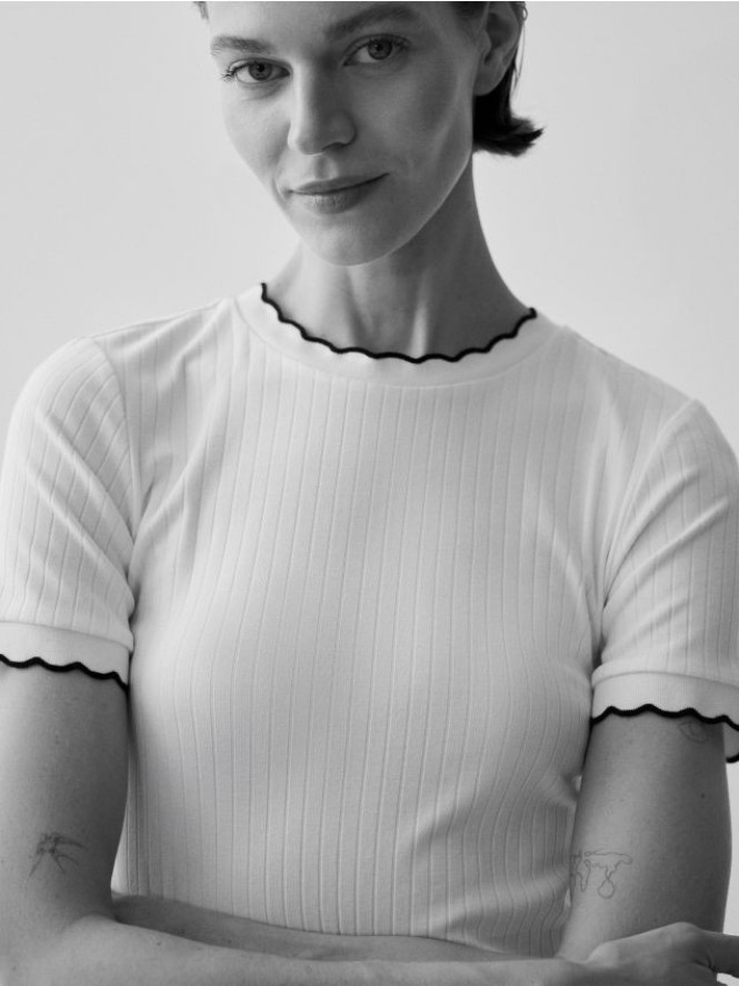 Dzianinowy t-shirt - złamana biel