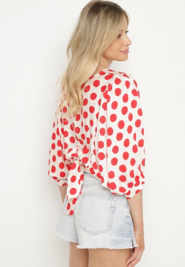Biało-Czerwona Wiskozowa Bluzka z Rękawami Nietoperz Wiązana na Dole w Kropki Divesse