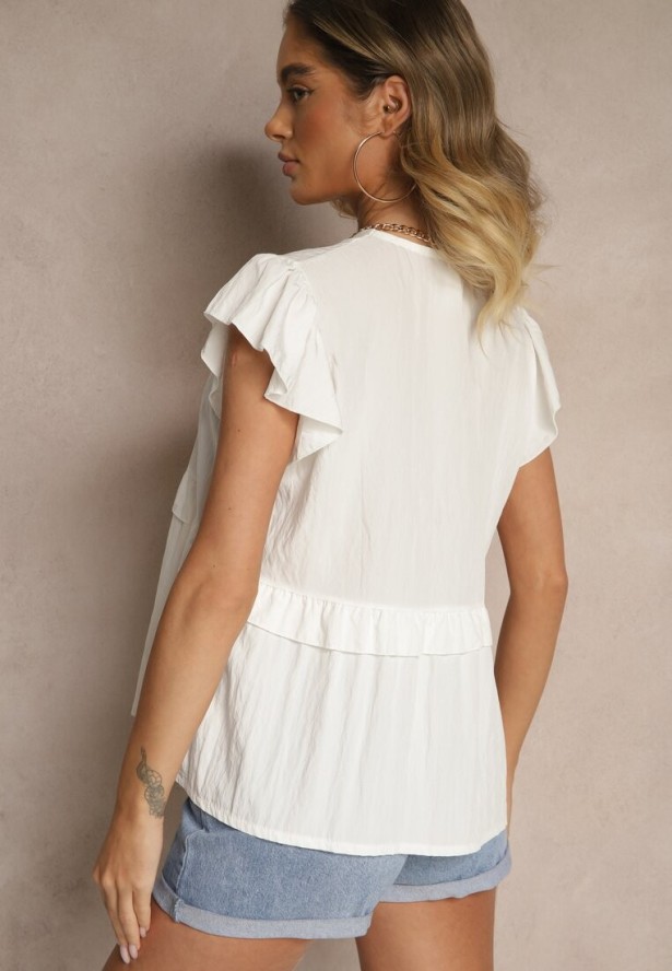 Biała Koszula z Wiskozą Zdobiona Falbankami z Dekoltem w Serek Alisetta