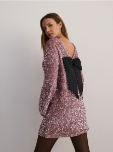 Sukienka z ozdobną kokardą na plecach - pastelowy róż