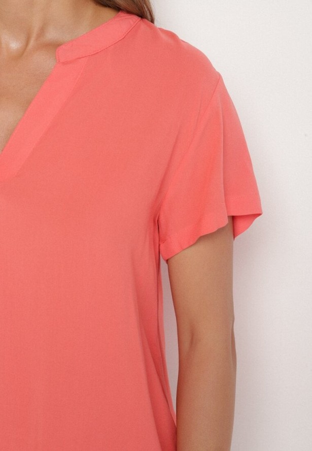 Różowa Wiskozowa Bluzka z Trójkątnym Dekoltem Adnoria