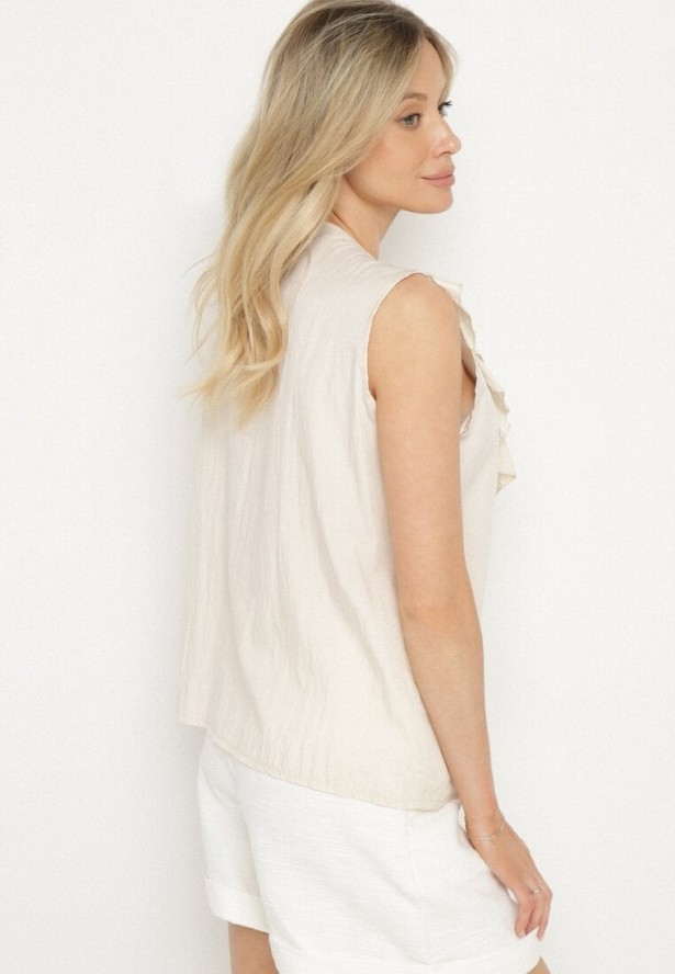 Jasnobeżowa Koszula Bez Rękawów z Wiskozą z Dekoltem w Serek i Falbaną Arlimi