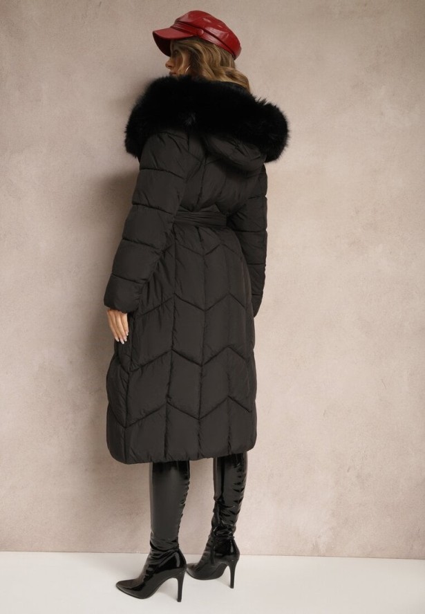 Czarna Długa Kurtka o Pikowanym Kroju z Kapturem i Odpinanym Futerkiem Ozdobiona Paskiem Vamimora