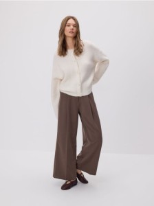 Kardigan z dekoracyjnymi guzikami - złamana biel