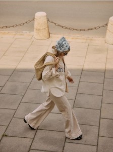 Jeansy flare z przeszyciem - złamana biel