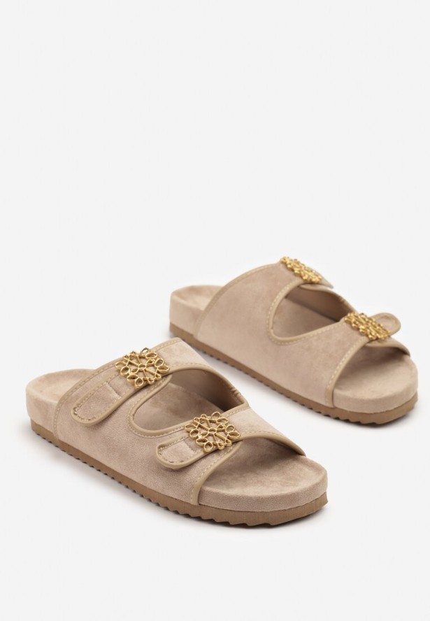 Ciemnobeżowe Klapki Vices z Metaliczną Ozdobą i Dwoma Paskami Maithiana