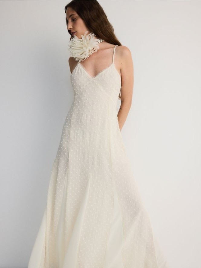 Sukienka maxi z kreszowanej tkaniny - złamana biel