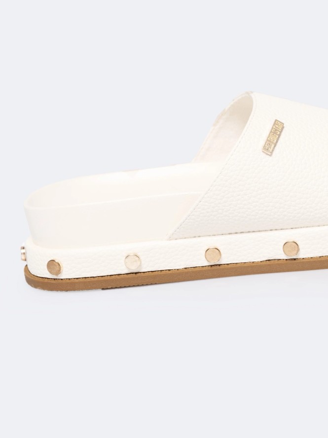 Klapki damskie na podwyższonej podeszwie z ozdobnymi nitami białe RR274216 101