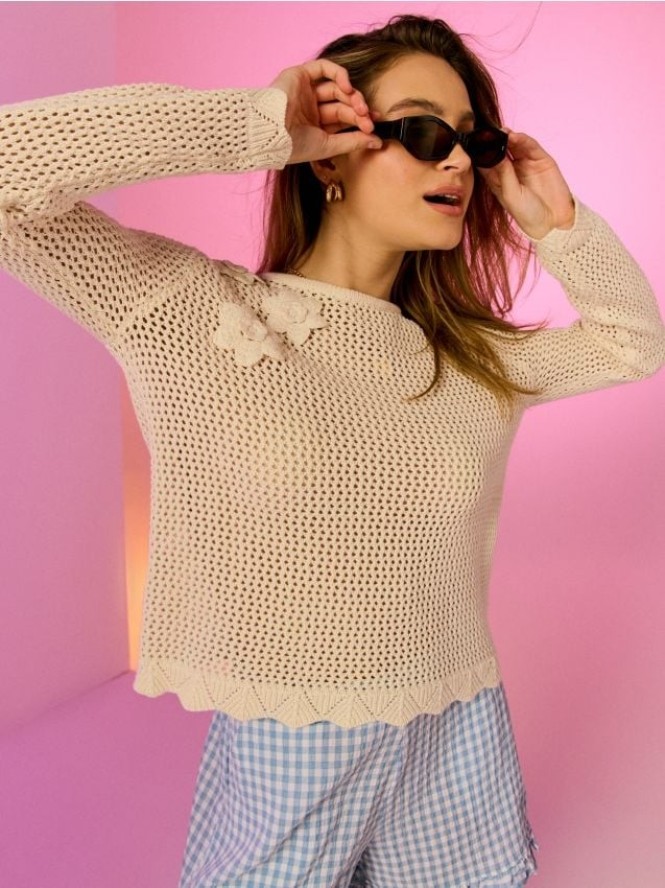 Bawełniany ażurowy sweter z haftowanymi kwiatami - kremowy