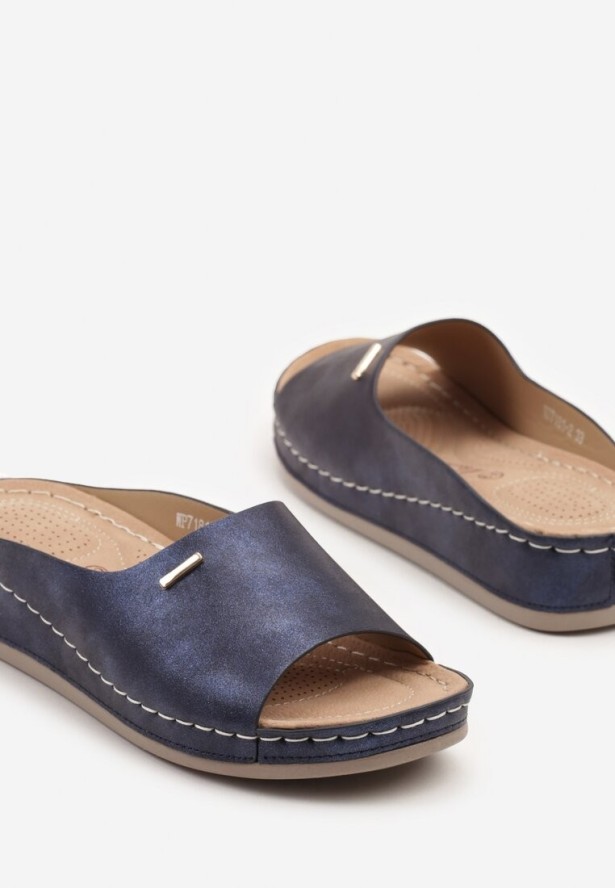 Granatowe Klapki Ozdobione Metaliczną Aplikacją Liorinae