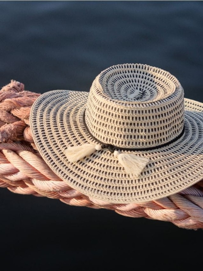 Słomkowy kapelusz z chwostami - kremowy