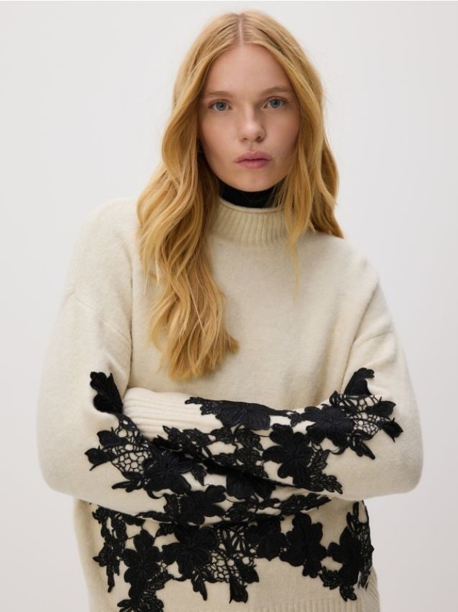 Sweter z ozdobną aplikacją - kremowy