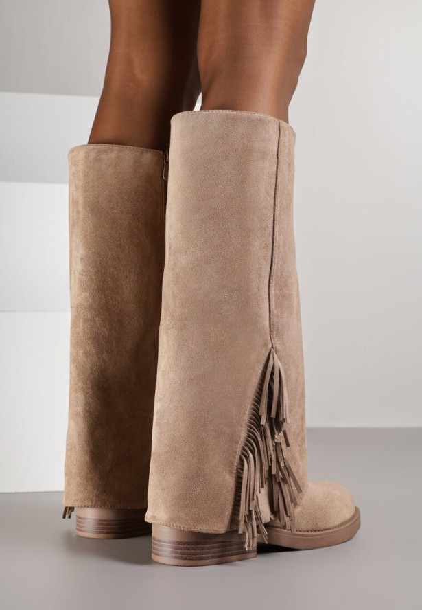 Ciemnobeżowe Kozaki Ozdobione Frędzlami i Wywiniętą Cholewką Reilevia