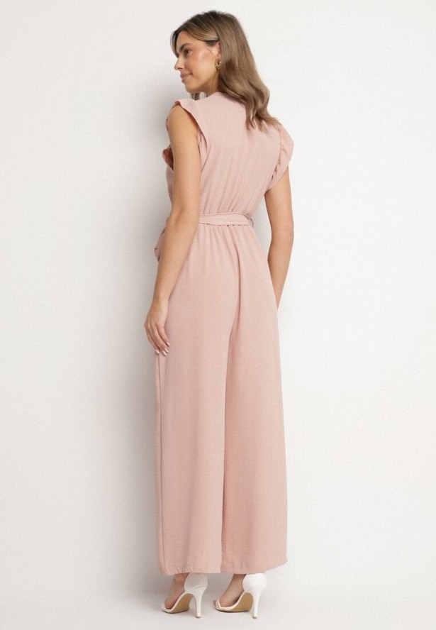 Jasnoróżowy Taliowany Kombinezon Koktajlowy z Paskiem w Talii i Falbanami przy Ramionach Vimarine