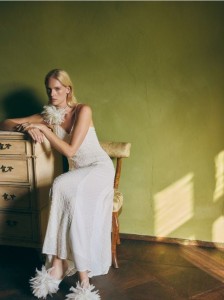 Sukienka maxi z kreszowanej tkaniny - złamana biel