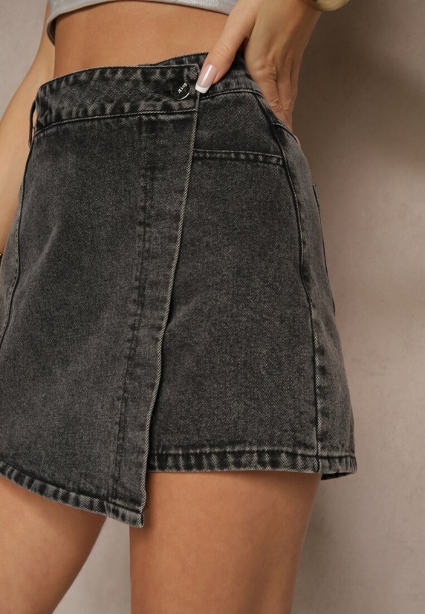 Czarne Asymetryczne Spódnico-Szorty Jeansowe Zdobione Przeszyciami Lisanithra