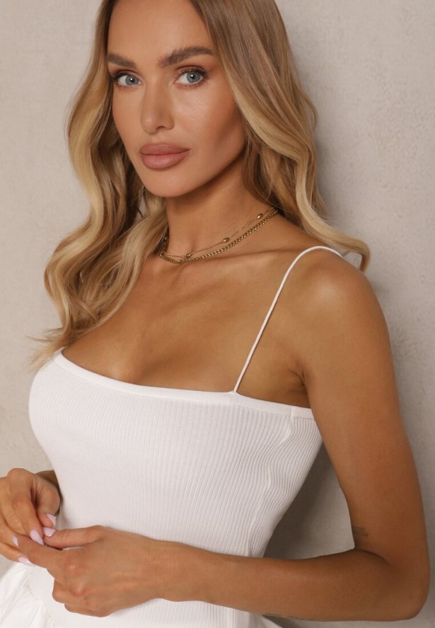 Jasnobeżowy Top z Prążkowanego Materiału Ozdobiony Falbanką Aluossa