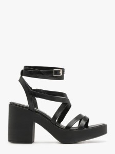 Czarne sandały z ozdobnymi paseczkami
